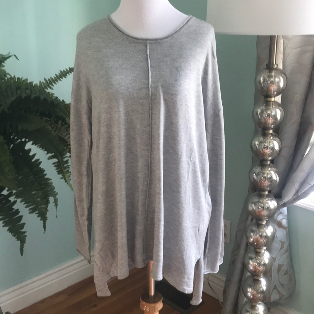 Women’s thin knit heather gray hi low hem top M